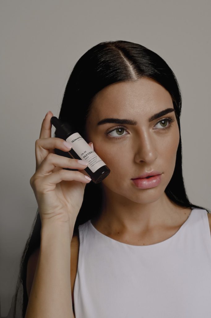 Model applying a serum